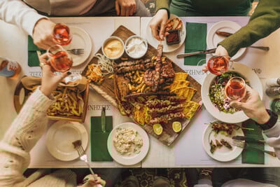 Πριγκηπέσα: Τα διάσημα κεμπάπια του Πρίγκηπα μόλις έφτασαν στη Θεσσαλονίκη