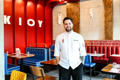 ΜΠΑΡ ΜΠΕΕ ΚΙΟΥ: Ο Λευτέρης Πέτρου δίνει νέο twist στα αγαπημένα σου burgers 