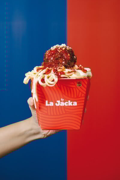 La Jacka: Το νέο street food του Πειραιά είναι ένα concept που έχει από πίσω ένα βαρύ όνομα