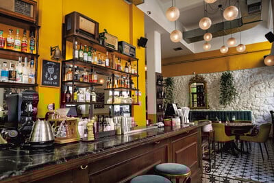 Νερατζιά: Αγαπημένες γεύσεις σε ένα στέκι που θυμίζει παλιά Αθήνα