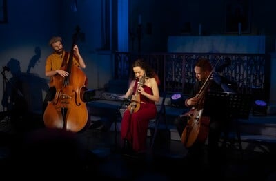 Το Kelly Thoma Trio στο Theatre of the No: Μια «Νυχτερινή Πτήση» πέρα από χρόνο και τόπο