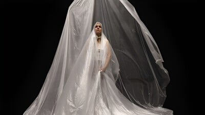 «ΚΟΜΜΑ» | Performance Σωματικού Θεάτρου: Η ιστορία μιας γυναίκας από τη γέννηση έως τον θάνατο