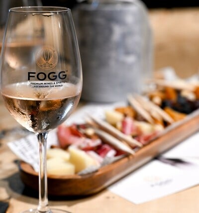 Η Σκιάθος «τσουγκρίζει» για την έναρξη της σεζόν: Το οινικό ραντεβού που καθορίζει τις λίστες του νησιού