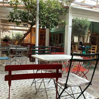 Ο Αφούσης: Η αγαπημένη ταβέρνα των Εξαρχείων επιστρέφει με νέο όνομα και την ίδια αυθεντική γοητεία