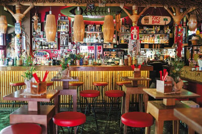 Tiki Bar: Το Κουκάκι έχει τροπικά vibes από το πρωί μέχρι αργά τη νύχτα
