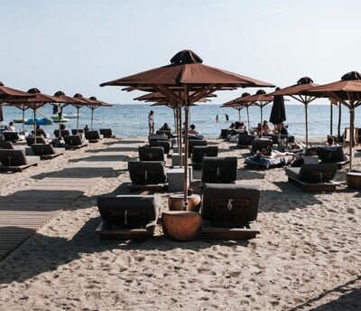 Το καλοκαίρι ξεκινά στο The C - Beach Restaurant στη Βούλα