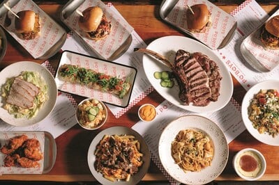 Po’ Boys BBQ: Καπνιστές ιστορίες από τον Νότο της Αμερικής στο κέντρο της Αθήνας