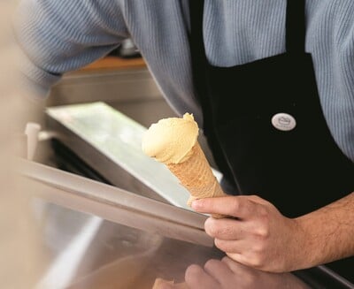 Django: Aληθινό gelato ημέρας στο παγωτατζίδικο στο Κουκάκι