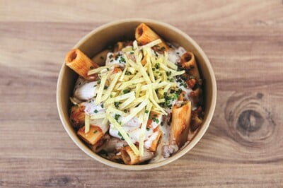 Slourp Pasta: Μια μακαρονάδα στο χέρι σε μια όμορφη πλατεία του Κορυδαλλού