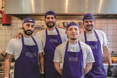 Stack: Τα smash burgers των δυτικών προαστίων έρχονται στην Κυψέλη