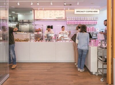 Overoll: Το brunch spot που έκανε το κρουασάν καθημερινή γεύση