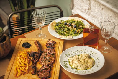 Ροζ Πάνθηρας: Ένα grill spot που εξελίσσεται με σύγχρονες ιδέες