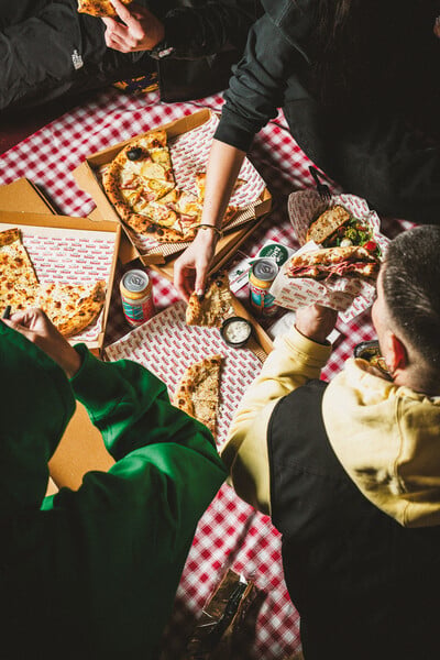 Amore Pizza: Ναπολιτάνικη πίτσα από το αδελφάκι του Lovely Days