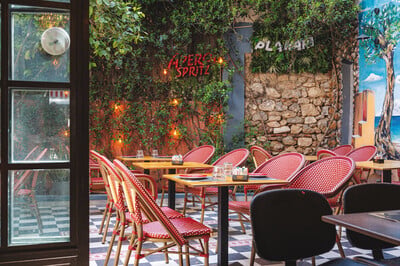 Plakaki: Aperitivo και νόστιμο pairing στην όμορφη πλατεία της Πλάκας