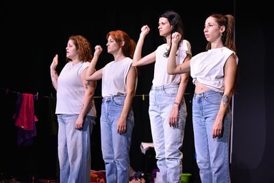 «GLOW ή Πώς να γυρίσεις ασφαλής στο σπίτι σου»: Μια σκηνική σύνθεση για το έμφυλο ζήτημα