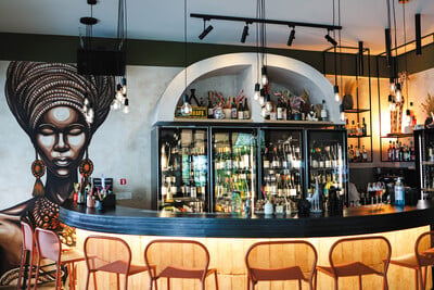 Ζιράφ: Ένα wine bar που τολμά να ξεχωρίζει