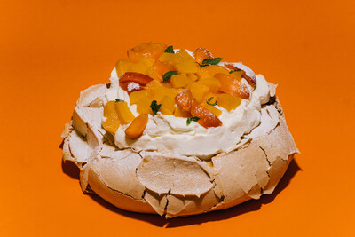 Pavlova με βερίκοκα