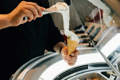 Καϊμάκι βουβαλινό με φιστίκι Αιγίνης