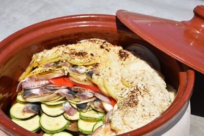 Μεσογειακή τάρτα λαχανικών με σαρδέλες στη γάστρα