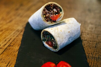 Wrap tortillas με κινόα, cranberries και πάστα αβοκάντο