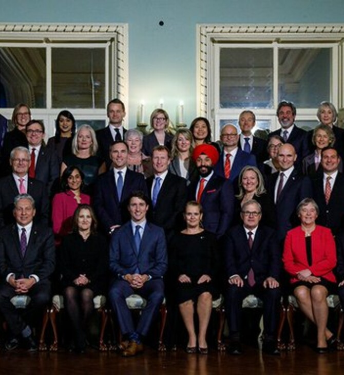 Καναδάς: Το νέο υπουργικό συμβούλιο του Τρουντό αποτελείται από ίσο αριθμό ανδρών και γυναικών