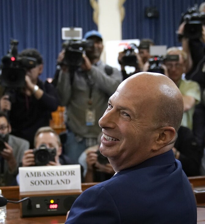 Γκόρντον Σόνλαντ: Ο μάρτυρας που «καίει» τον Τραμπ κατηγορείται τώρα για σεξουαλική παρενόχληση