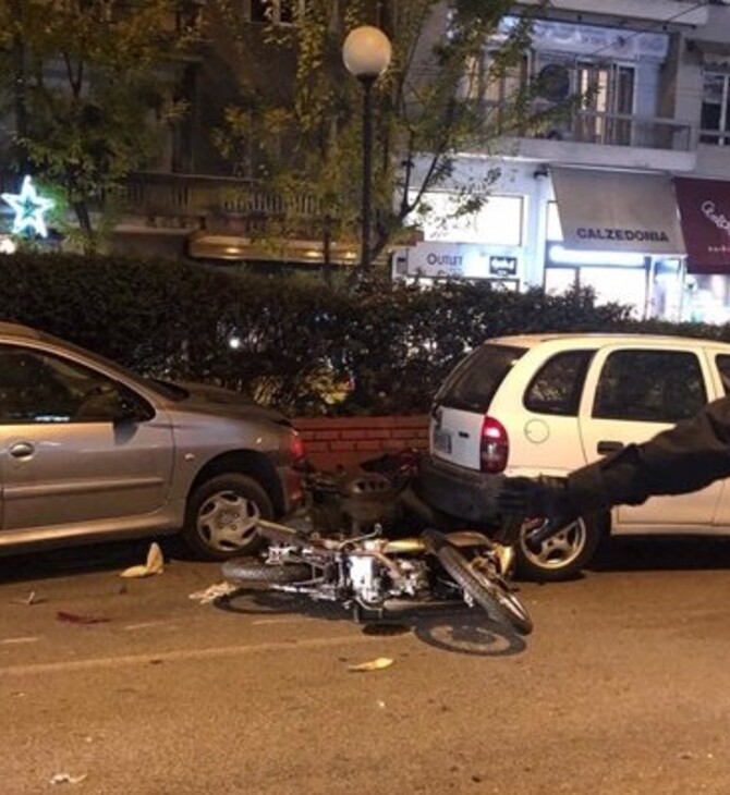 Τροχαίο στην Πατησίων: Καραμπόλα με μοτοσικλέτες και αυτοκίνητα - Μια τραυματίας