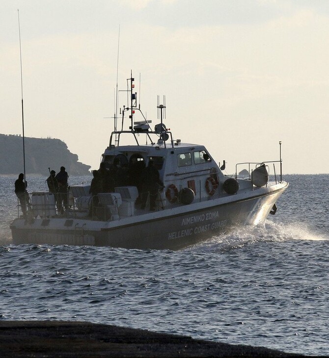Ακυβέρνητο στο Μυρτώο Πέλαγος πλέει φορτηγό πλοίο εν μέσω θυελλωδών ανέμων