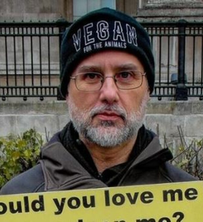 Jordi Casamitjan: Ο ηθικός vegan που έχασε τη δουλειά του για χάρη των ζώων, μιλά στο LiFO.gr για την απόφαση «σταθμό» στη Βρετανία