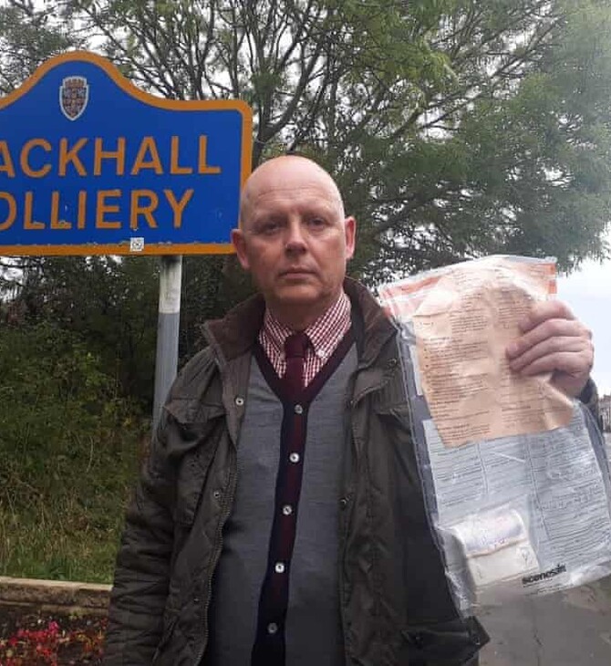 Βρετανία: Λύθηκε το μυστήριο με τα πακέτα χαρτονομισμάτων που έβρισκαν στους δρόμους ενός χωριού