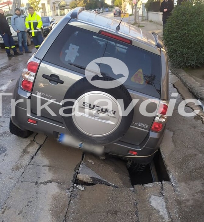 Τρίκαλα: Αυτοκίνητο βούλιαξε σε οδόστρωμα που υποχώρησε