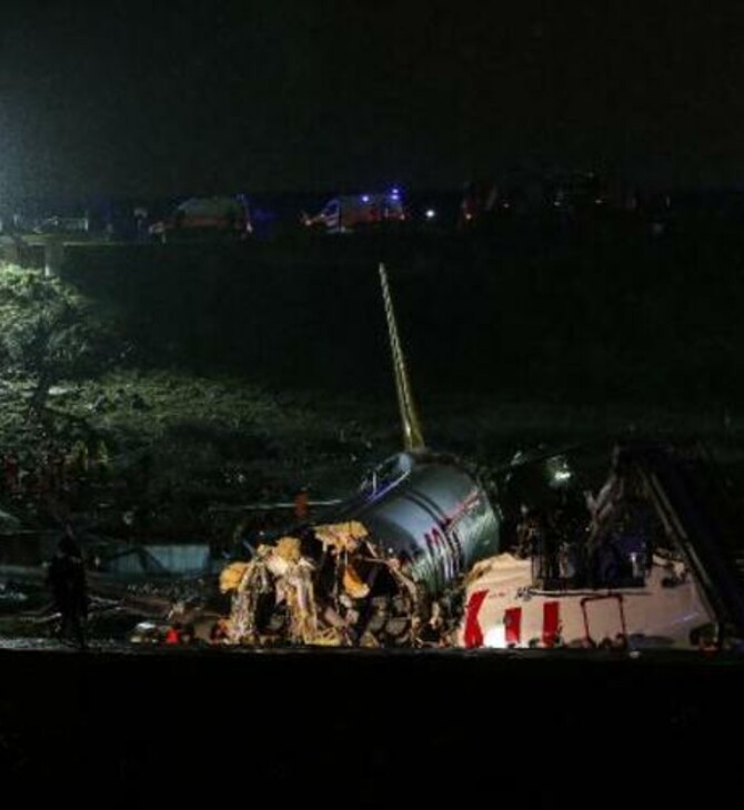 Κωνσταντινούπολη: Η στιγμή που το αεροπλάνο βγαίνει εκτός διαδρόμου - Ένας νεκρός