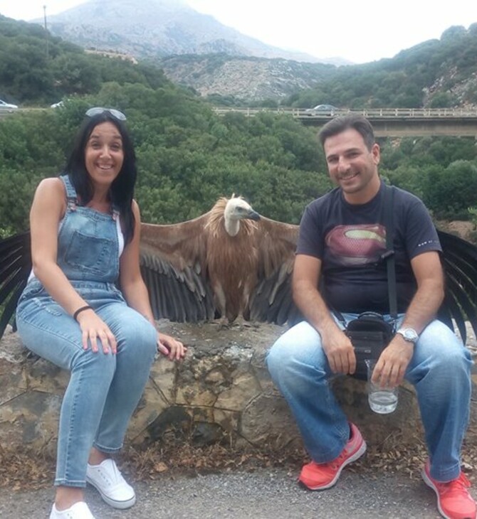 Έδωσαν νερό σε έναν διψασμένο γυπαετό και εκείνος φωτογραφήθηκε μαζί τους - ΒΙΝΤΕΟ