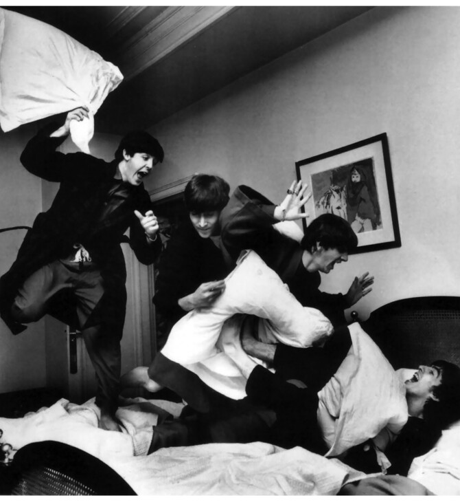 Ο μαξιλαροπόλεμος των Beatles: η ιστορία πίσω από την θρυλική φωτογραφία