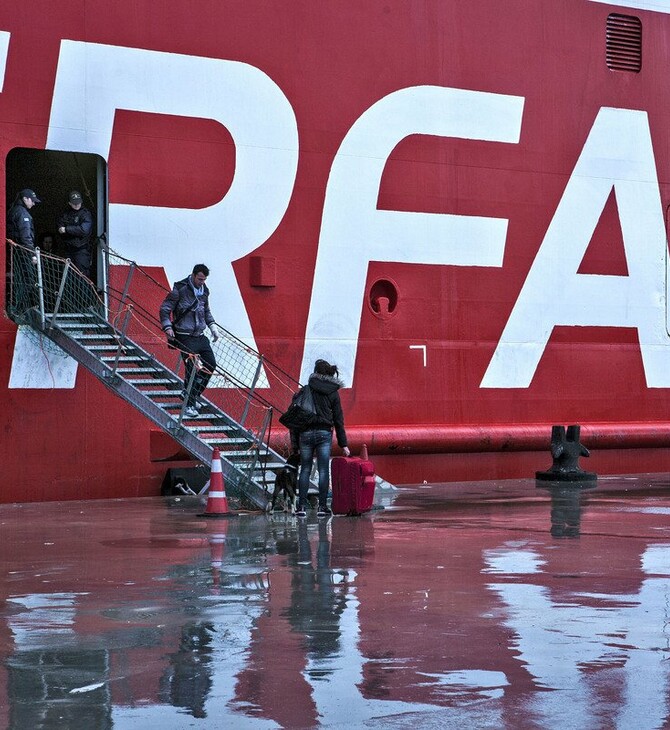 Το "Superfast 2" προσέκρουσε στο λιμάνι της Πάτρας