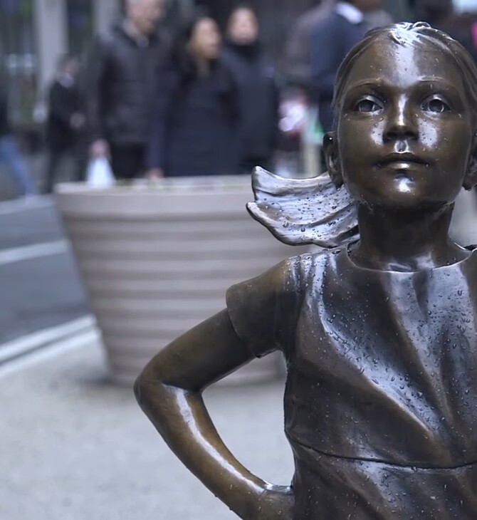 Το άγαλμα ενός ατρόμητου κοριτσιού στέκεται πλέον απέναντι από τον Ταύρο της ανδροκρατούμενης Wall Street