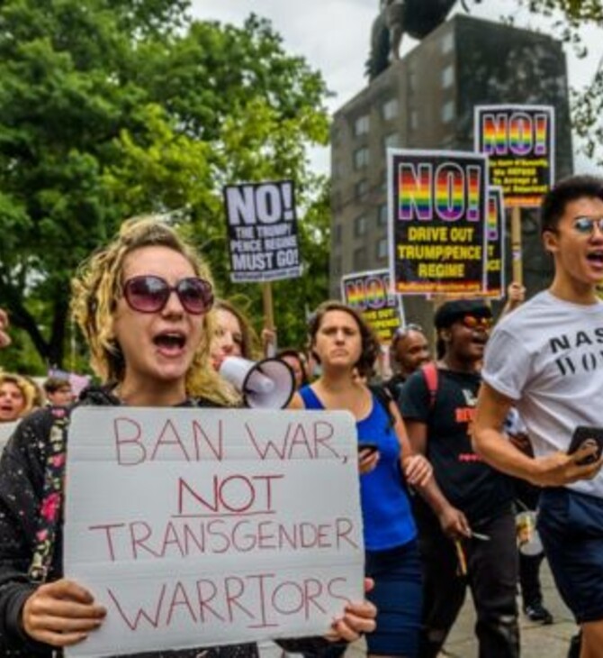 Το Ανώτατο Δικαστήριο επέτρεψε την απαγόρευση Τραμπ σε transgender στις ένοπλες δυνάμεις