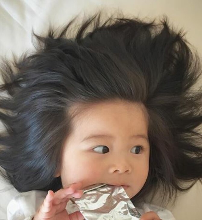 Η νέα σταρ των σαμπουάν είναι μόλις 12 μηνών και έχει γίνει viral για τα φουντωτά μαλλιά της