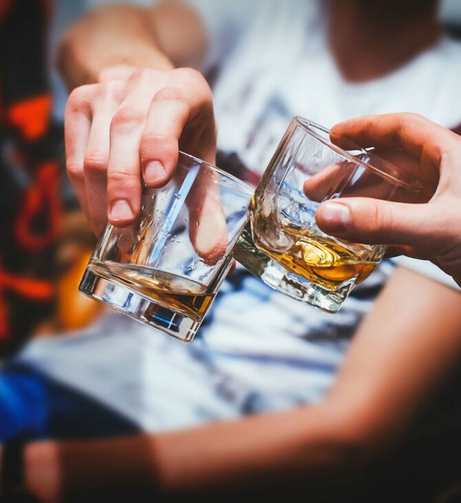Έρευνα: Πόσο αλκοόλ πίνουν οι Έλληνες, ποιοι το μείωσαν και ποιοι κάνουν βαριά κατανάλωση
