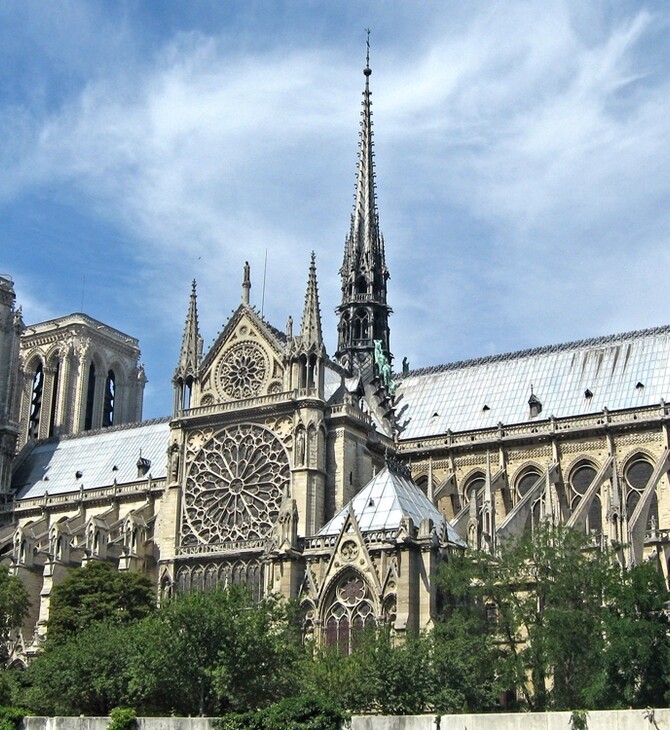 Ένας στους δύο Γάλλους θέλει να ξαναχτιστεί η Παναγία των Παρισίων όπως ακριβώς ήταν