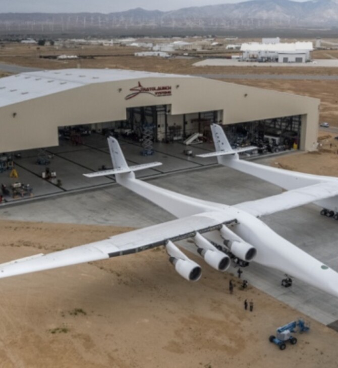 To μεγαλύτερο αεροπλάνο στον κόσμο πέταξε για πρώτη φόρα