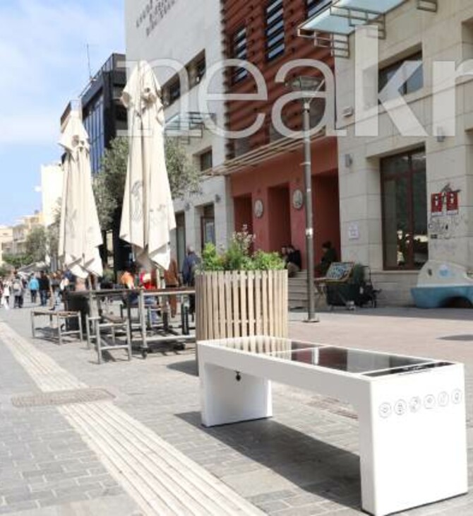 Ηράκλειο: «Έξυπνα» ηλιακά παγκάκια με Wi-Fi τοποθετήθηκαν στο κέντρο της πόλης