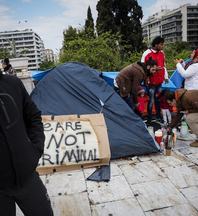 Βίτσας προς μετανάστες στο Σύνταγμα: Δημιουργείτε αρνητική εικόνα