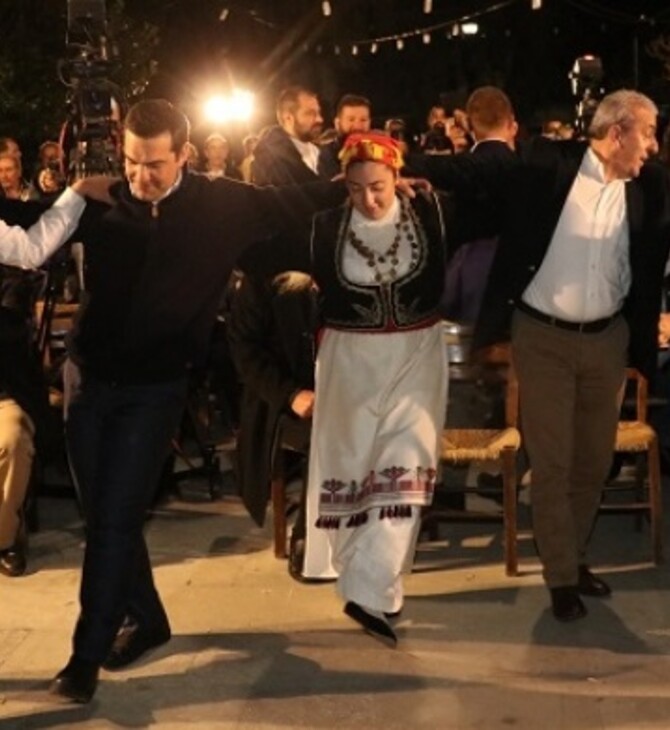 Ο Τσίπρας χόρεψε κρητικά μαζί με Πολάκη και Σπίρτζη στο Χουδέτσι