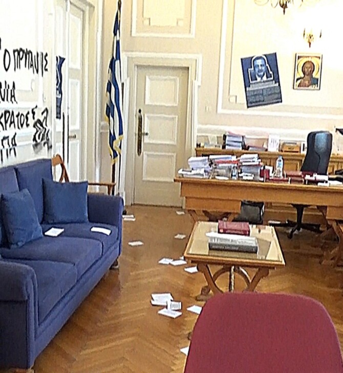 Καταδρομική επίθεση στον Πρύτανη του Οικονομικού Πανεπιστημίου - Τον εξύβρισαν και βανδάλισαν το χώρο