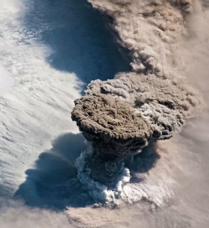 Η εντυπωσιακή στιγμή της έκρηξης ενός ηφαιστείου όπως φάνηκε από το διάστημα