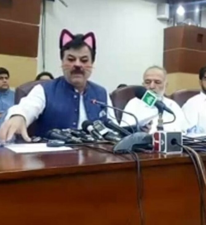 Πακιστάν: Υπουργός εμφανίστηκε σε συνέντευξη με το «φίλτρο γάτας» του Facebook