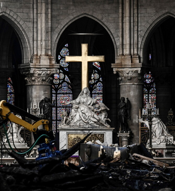 Παναγία των Παρισίων: Η πρώτη λειτουργία μετά την καταστροφική πυρκαγιά