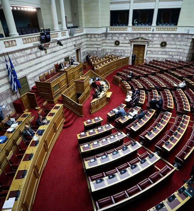 Βουλή: Πέρασε το νομοσχέδιο για 120 δόσεις, μείωση ΦΠΑ και 13η σύνταξη