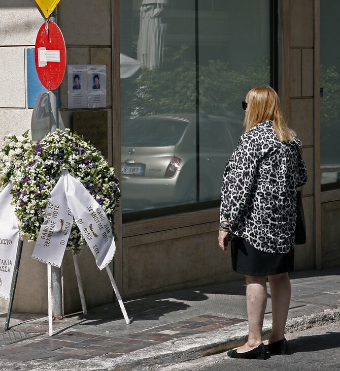 27 χρόνια από τη δολοφονία του Θάνου Αξαρλιάν - Στεφάνια στο σημείο που σκοτώθηκε από ρουκέτα της 17 Νοέμβρη